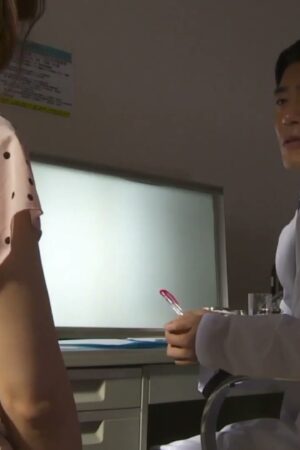 Ryo Hitomi JUX-204: Vợ hiền cắm sừng chồng ốm, bác sĩ ‘xơi tái’ nàng ngay trong bệnh viện!