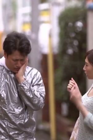Aki Sasaki thả rông, JUX-817: Ngực trần nhấp nhô khiến gã trai phát điên dòm trộm!