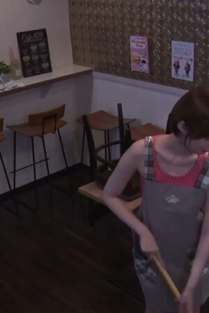 Luna Tsukino MEYD-834: Vợ quán cà phê hở hang, sinh viên lén lút dòm trộm rồi “xơi tái” ngay tại chỗ!